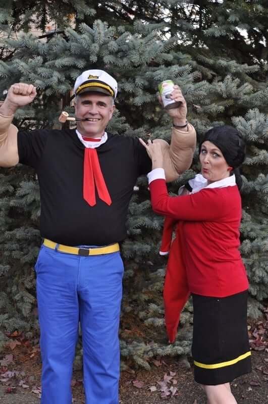 barbat si femeie imbracati de Halloween ca popeye si olive oyl