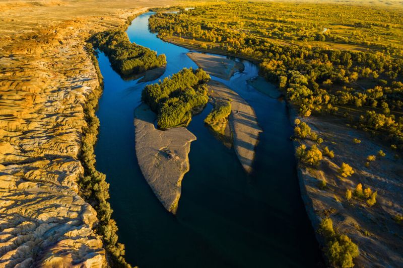 Vedere aeriana a raului Irtysh/Ob, unul dintre cele mai lungi rauri din lume